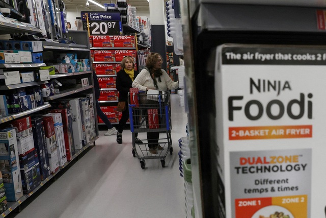 Người dân mua sắm tại một siêu thị ở thị trấn Westbury, bang New York - Mỹ Ảnh:  REUTERS