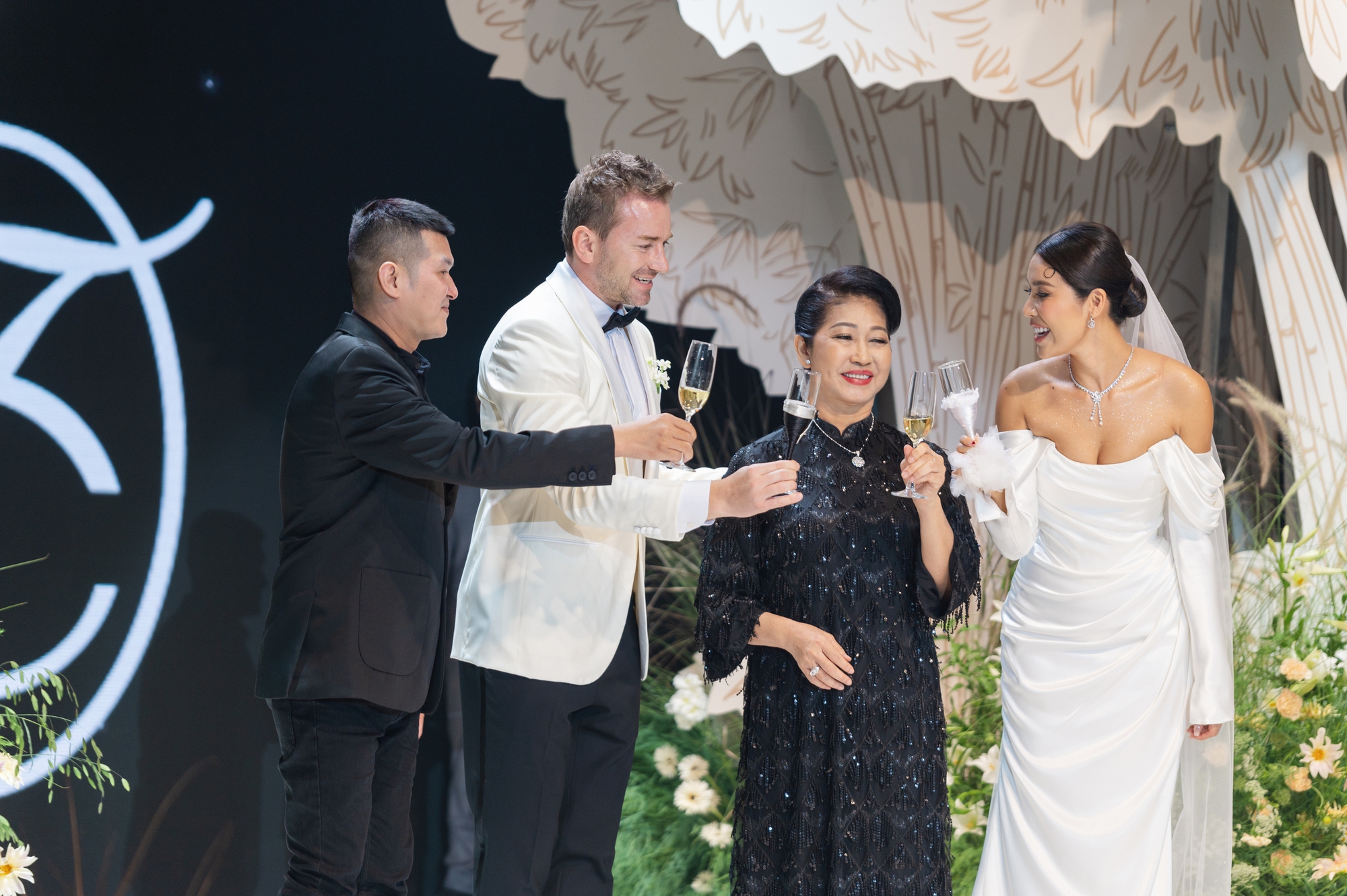 Toàn cảnh đám cưới Minh Tú: 3 bộ trang phục độc đáo, gắn hình ảnh bố lên hoa cưới- Ảnh 16.