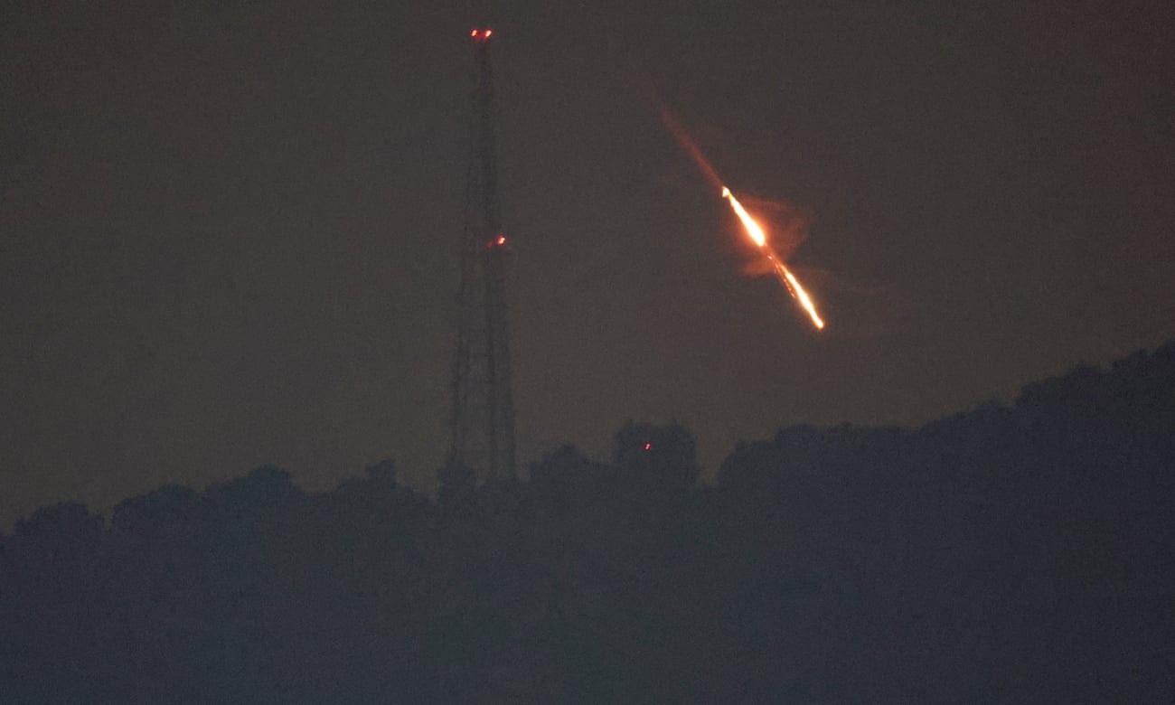 Một góc nhìn cho thấy UAV hoặc tên lửa đang lao xuống mục tiêu chưa được tiết lộ ở miền Bắc Israel. Ảnh: EPA