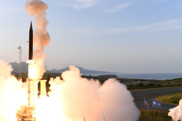 Hệ thống phòng thủ tên lửa Arrow 3 được thiết kế để đánh chặn tên lửa đạn đạo ngoài khí quyển. Ảnh: Reuters