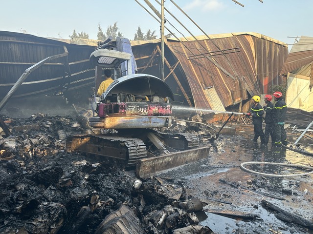 Hình ảnh hoang tàn sau đám cháy tại một công ty bao bì ở Bình Dương- Ảnh 2.