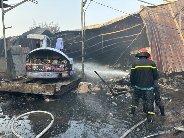 Hình ảnh hoang tàn sau đám cháy tại một công ty bao bì ở Bình Dương- Ảnh 4.