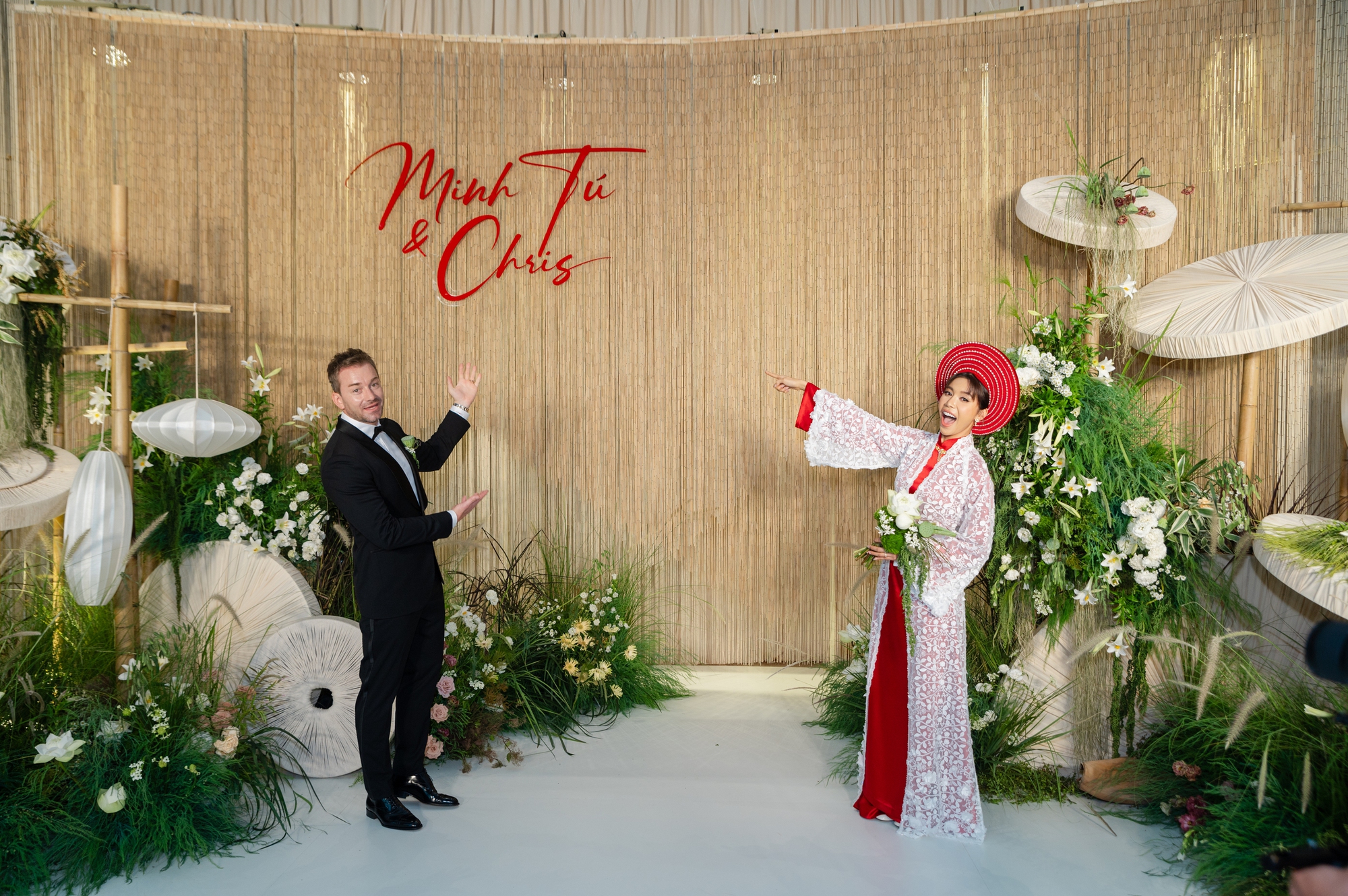 Toàn cảnh đám cưới Minh Tú: 3 bộ trang phục độc đáo, gắn hình ảnh bố lên hoa cưới- Ảnh 1.