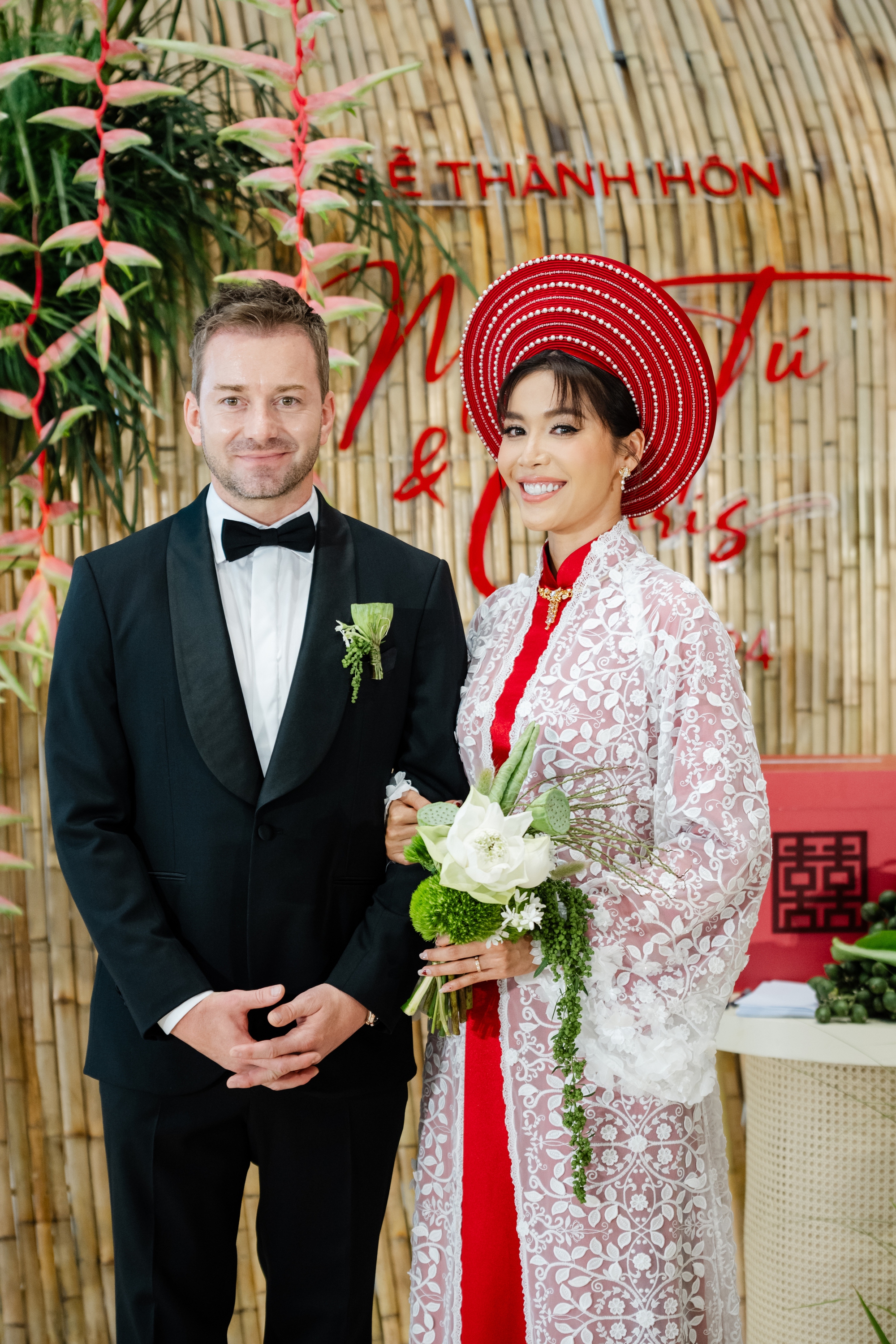 Toàn cảnh đám cưới Minh Tú: 3 bộ trang phục độc đáo, gắn hình ảnh bố lên hoa cưới- Ảnh 2.