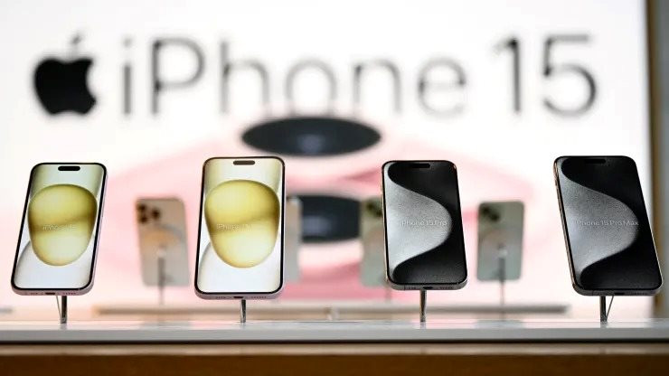 CEO Tim Cook nhận tin 'sét đánh' trong ngày vi vu cà phê trứng Hà Nội: Doanh số iPhone giảm gần 2 chữ số, mất luôn ngôi vị top 1 thị trường- Ảnh 1.