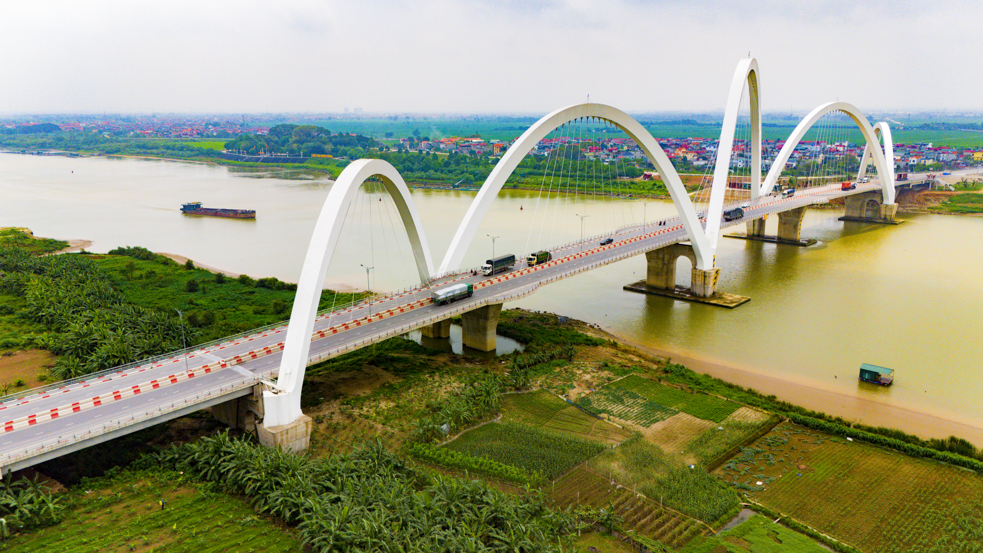 Cần cẩu siêu trọng đi suốt một tháng để dựng nên cầu 1.900 tỷ, có vòm thép cao nhất Việt Nam- Ảnh 2.