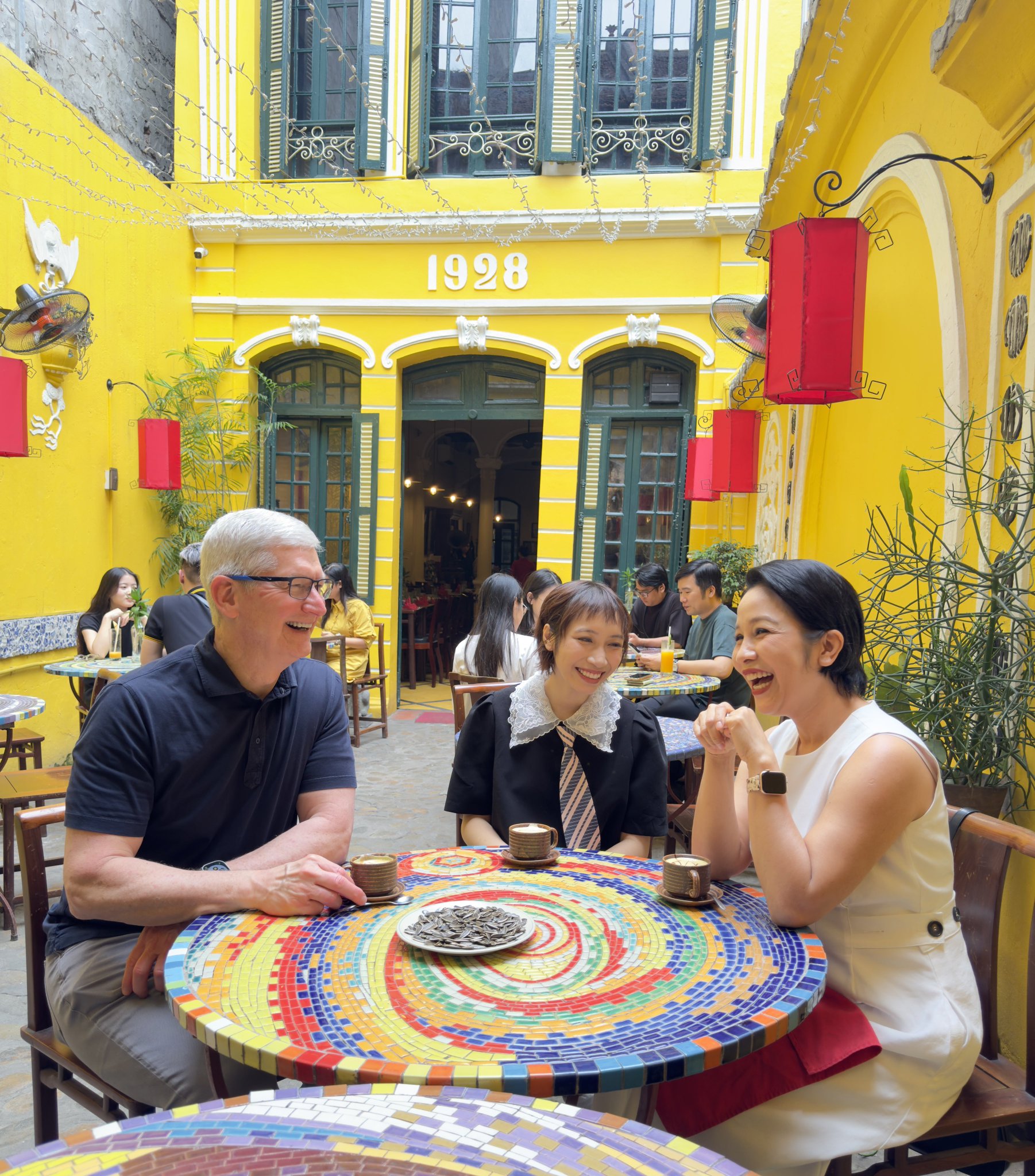 Nhà hàng ở Hà Nội mà CEO Apple Tim Cook vừa ghé uống cà phê: Nằm giữa phố cổ, nổi bật với kiến trúc độc đáo