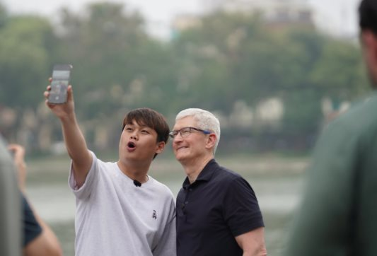 Chàng trai 9X vừa ‘check-in’ Hồ Hoàn Kiếm cùng Tim Cook: Idol TikTok 7,5 triệu follow, từng được Apple mời sang Mỹ tham dự sự kiện ra mắt iPhone 15- Ảnh 1.