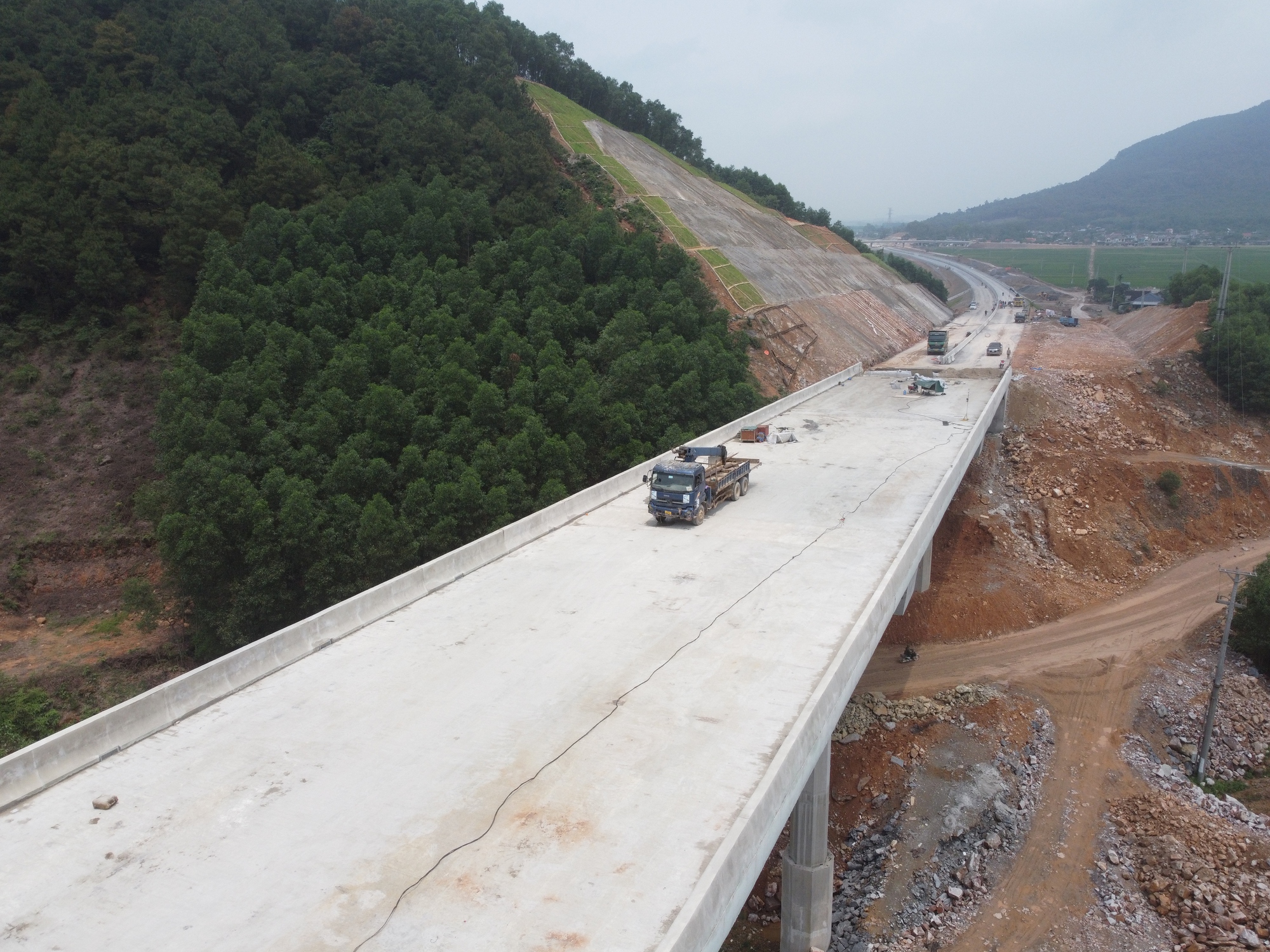 Quang cảnh hùng vĩ trên cao tốc Bắc - Nam hơn 11.000 tỷ đồng với 5 cầu 
