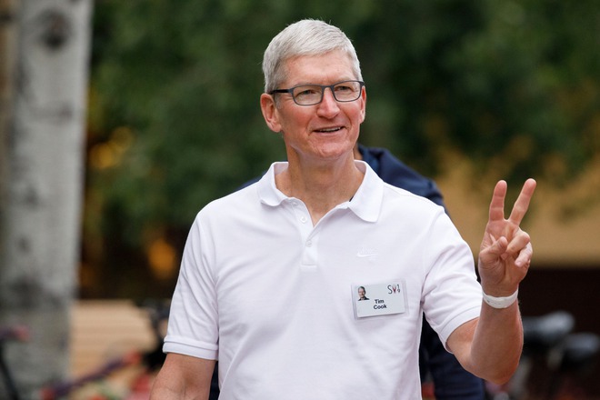 2 ngày CEO Tim Cook ở Việt Nam sao mà dễ thương: Mặc đúng một kiểu quần áo, thấy ai cũng chào, 