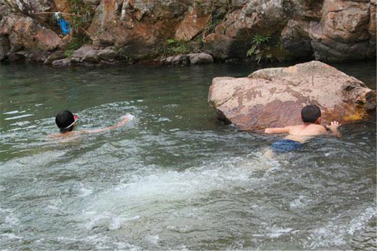 Đi tắm sông với bố, bé trai 6 tuổi bị cuốn chân vào hang động lạ: Cổ vật 2.500 năm được tìm thấy, chính quyền cấm túc cả gia đình- Ảnh 1.