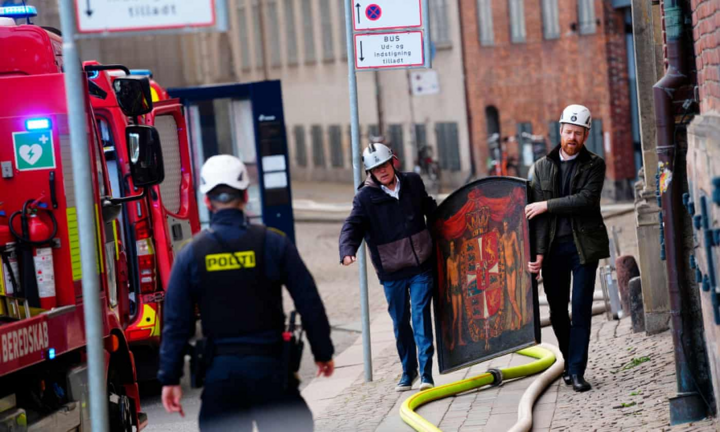 Tòa nhà biểu tượng của Copenhagen đổ sập trong 'bão lửa'- Ảnh 5.