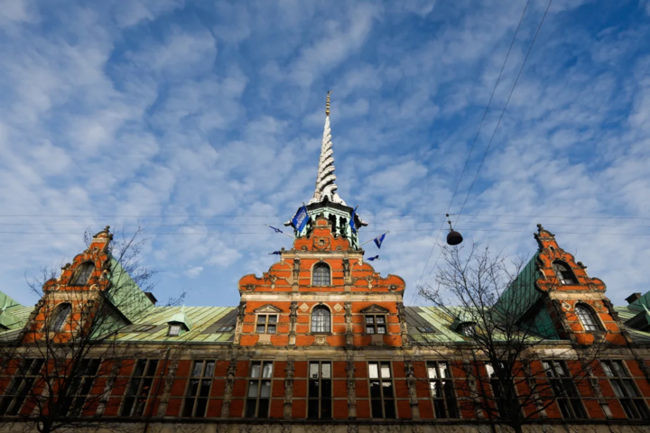 Tòa nhà biểu tượng của Copenhagen đổ sập trong 'bão lửa'- Ảnh 11.