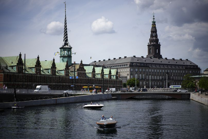 Tòa nhà biểu tượng của Copenhagen đổ sập trong 'bão lửa'- Ảnh 14.