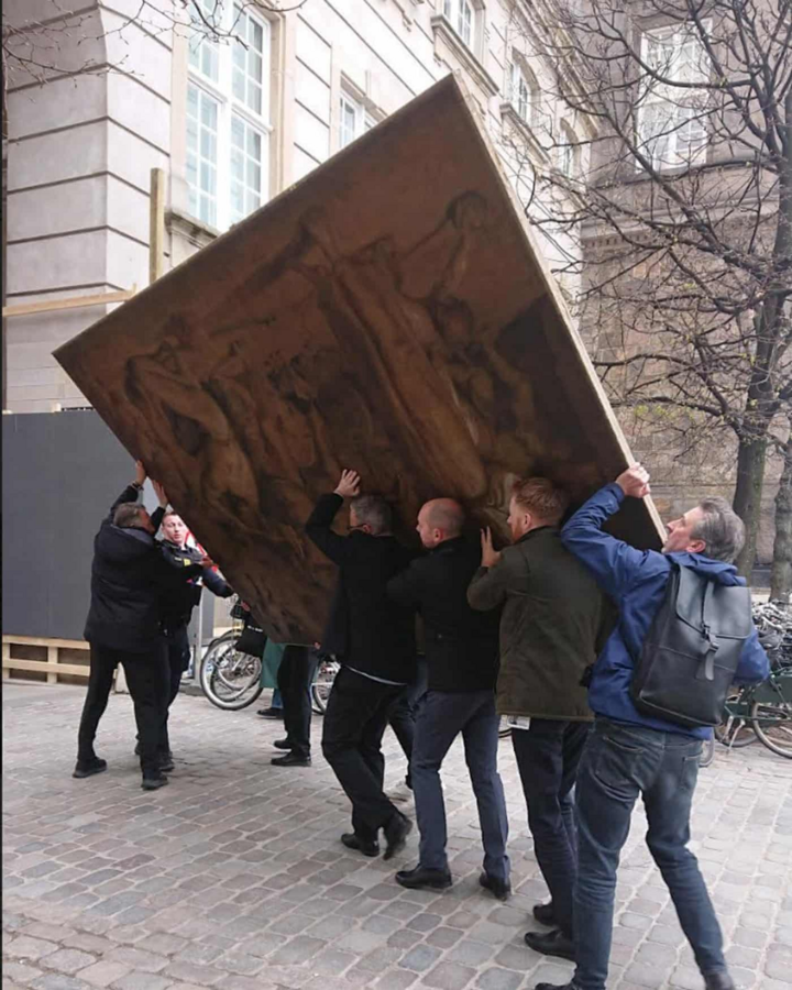 Tòa nhà biểu tượng của Copenhagen đổ sập trong 'bão lửa'- Ảnh 8.