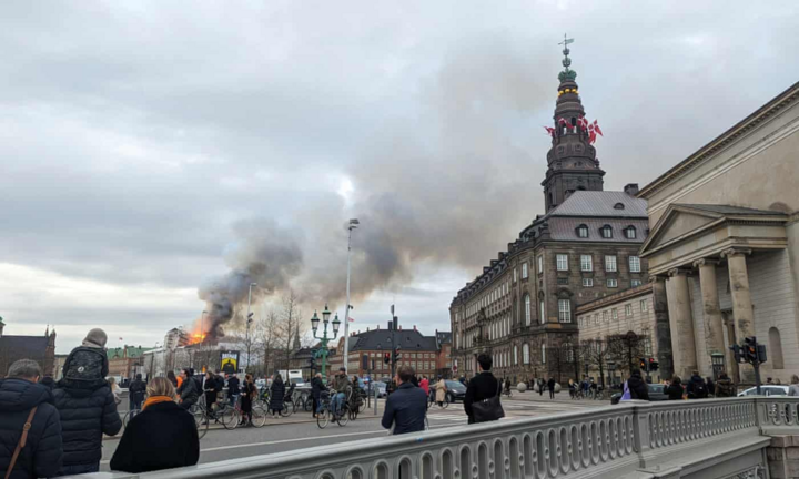 Tòa nhà biểu tượng của Copenhagen đổ sập trong 'bão lửa'- Ảnh 1.