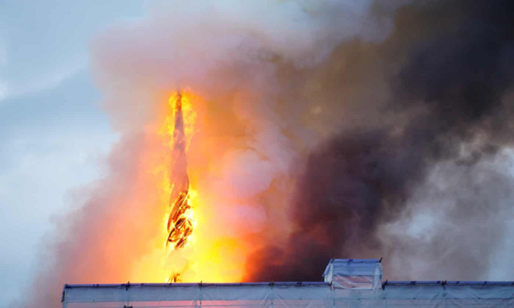 Tòa nhà biểu tượng của Copenhagen đổ sập trong 'bão lửa'- Ảnh 2.