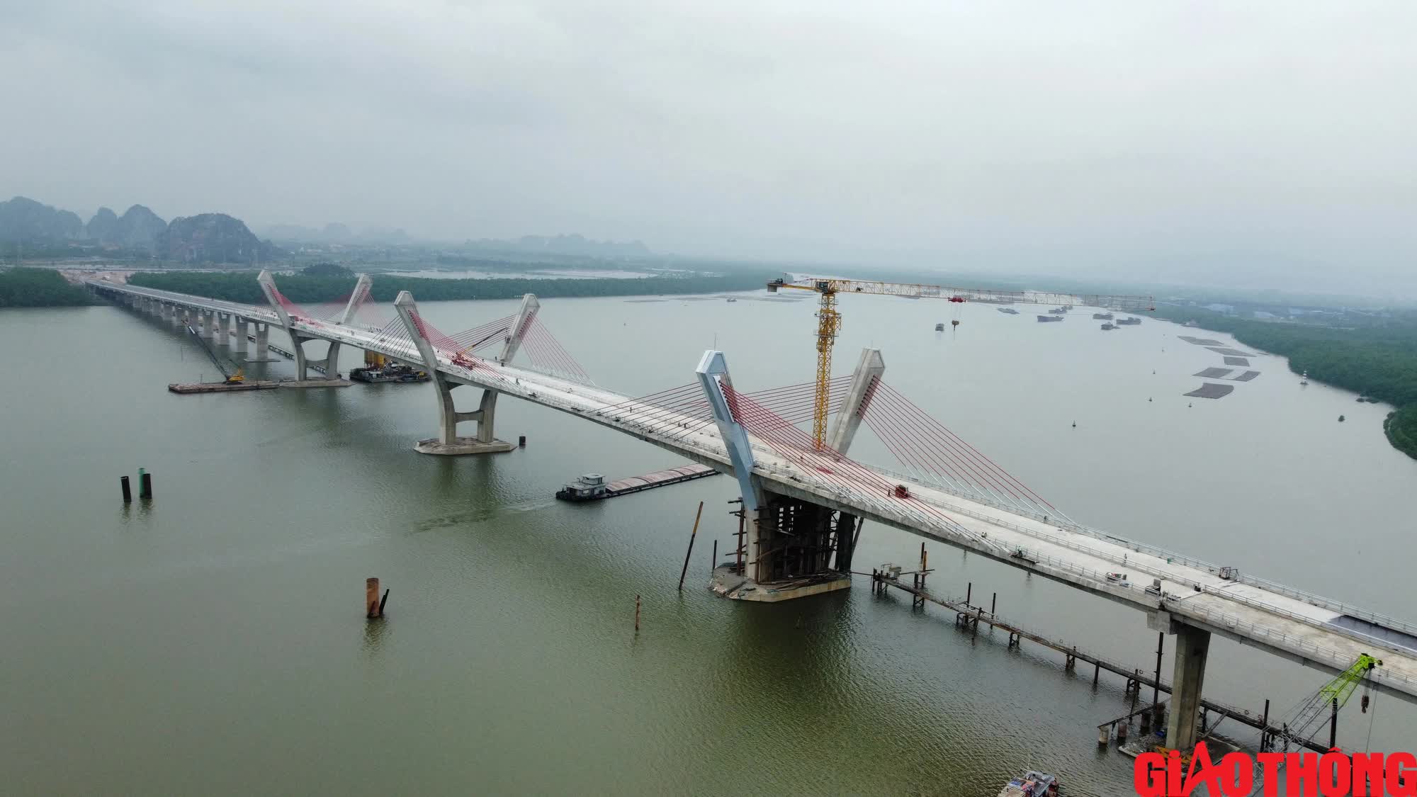 Cây cầu 2km trị giá gần 2.000 tỷ sắp về đích, phà sông lớn nhất miền Bắc đếm ngược ngày 'nghỉ hưu'- Ảnh 1.