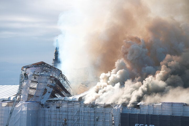 Tòa nhà biểu tượng của Copenhagen đổ sập trong 'bão lửa'- Ảnh 4.