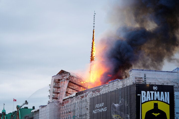Tòa nhà biểu tượng của Copenhagen đổ sập trong 'bão lửa'- Ảnh 3.