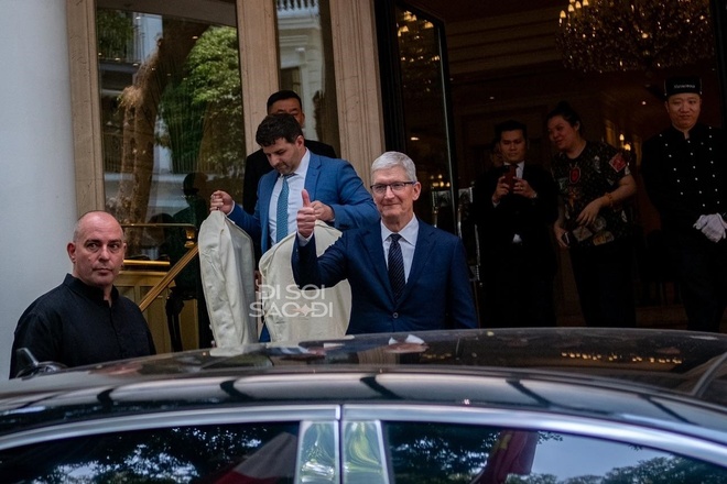 2 ngày CEO Tim Cook ở Việt Nam sao mà dễ thương: Mặc đúng một kiểu quần áo, thấy ai cũng chào, 