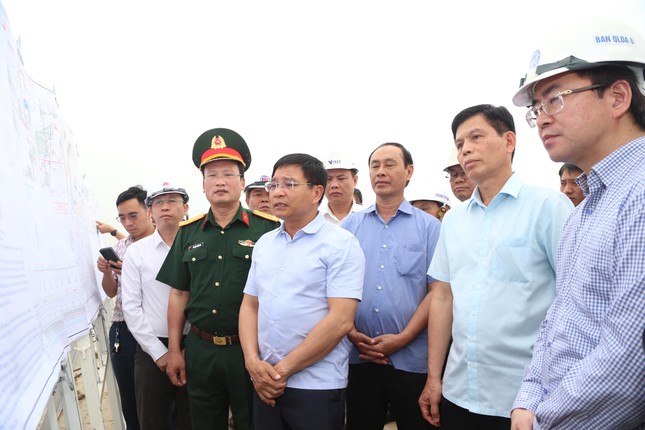 Bộ trưởng Giao thông kiểm tra cao tốc Diễn Châu - Bãi Vọt trước hạn chót- Ảnh 2.