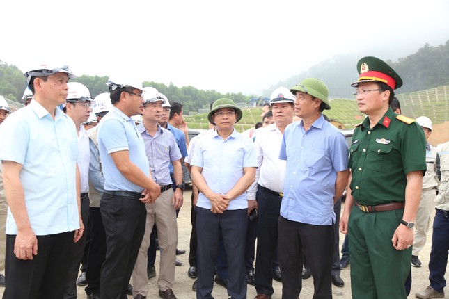 Bộ trưởng Giao thông kiểm tra cao tốc Diễn Châu - Bãi Vọt trước hạn chót- Ảnh 1.