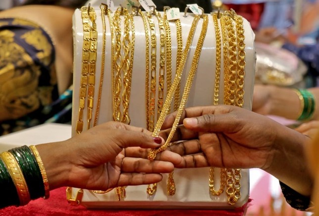 Người Malaysia lao đao vì giá vàng tăng đúng mùa cưới- Ảnh 1.