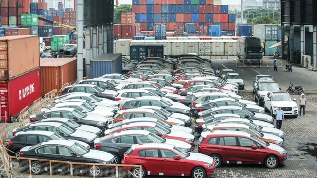 Ô tô nhập khẩu vào Việt Nam tăng vọt trong tháng 3- Ảnh 1.