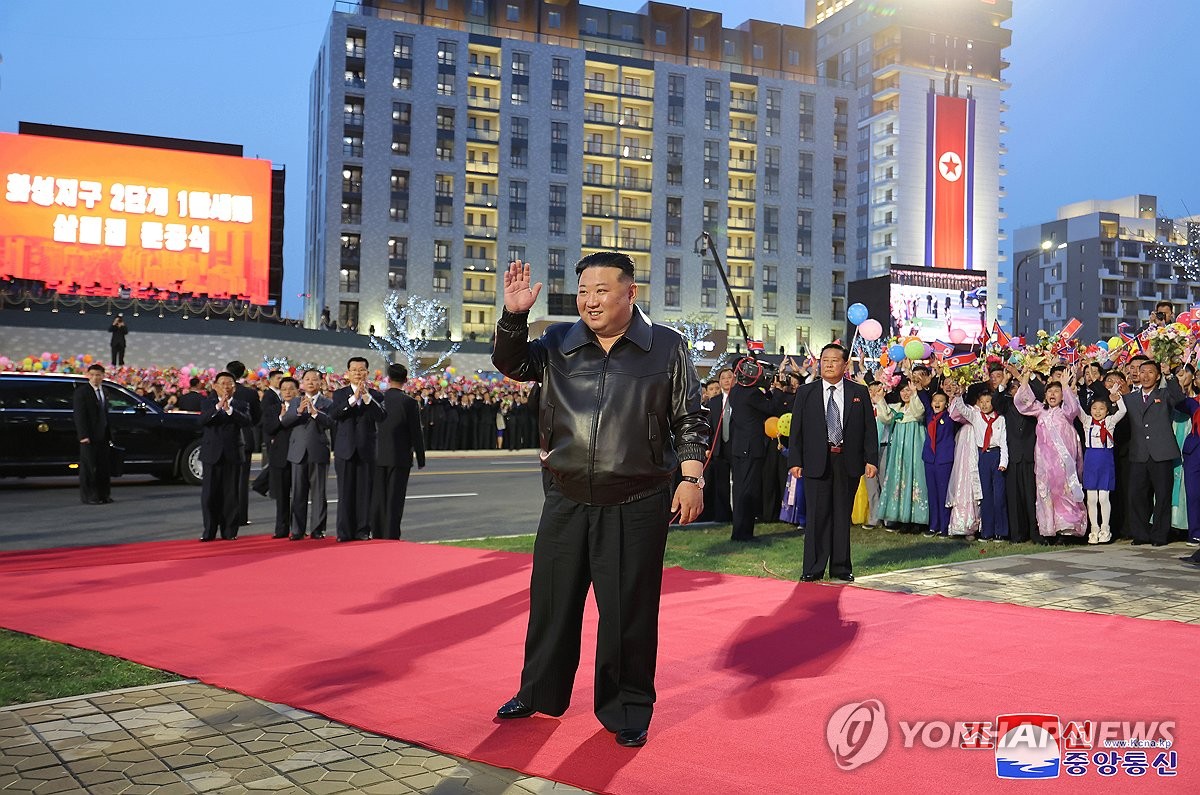 Chủ tịch Kim Jong-un dự lễ khánh thành 10.000 căn hộ mới ở Triều Tiên- Ảnh 2.