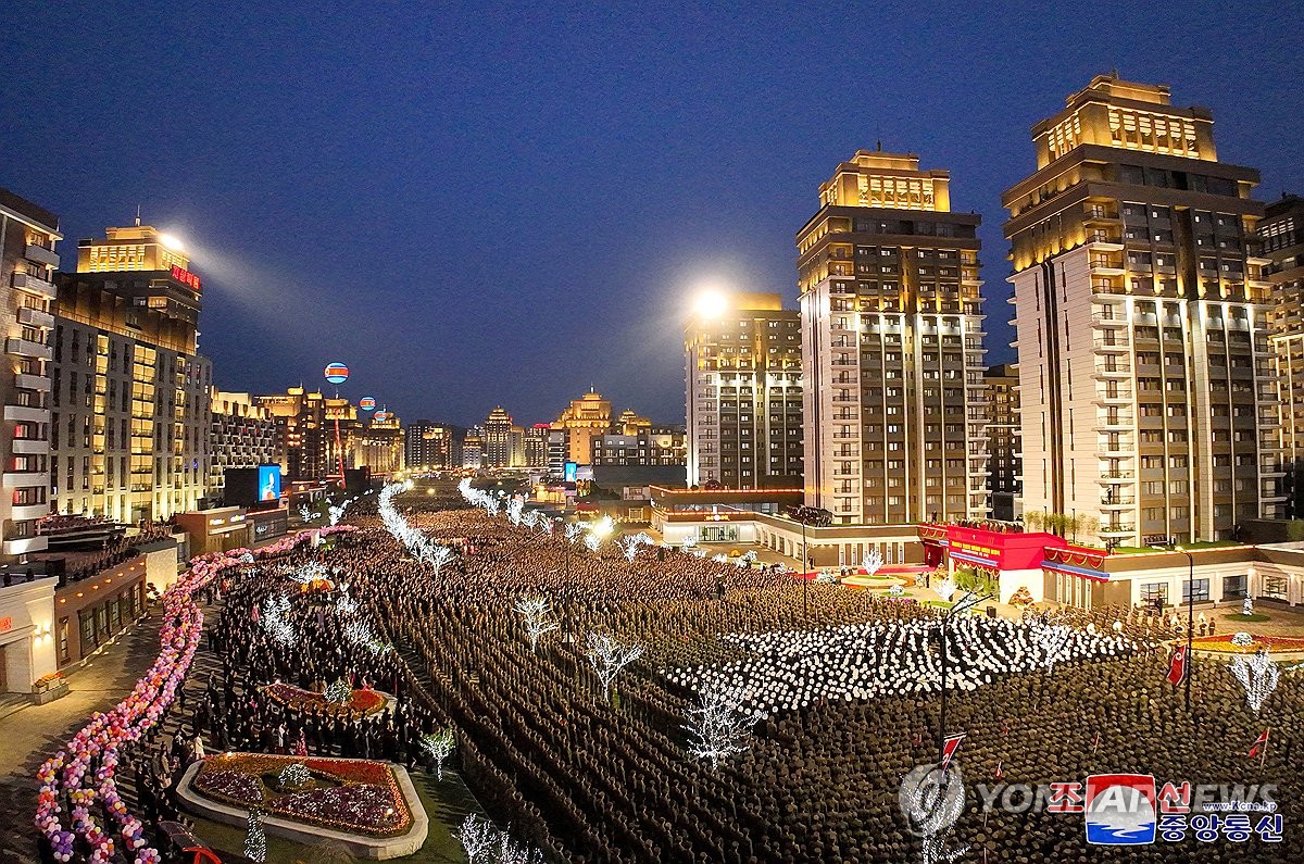 Chủ tịch Kim Jong-un dự lễ khánh thành 10.000 căn hộ mới ở Triều Tiên- Ảnh 3.