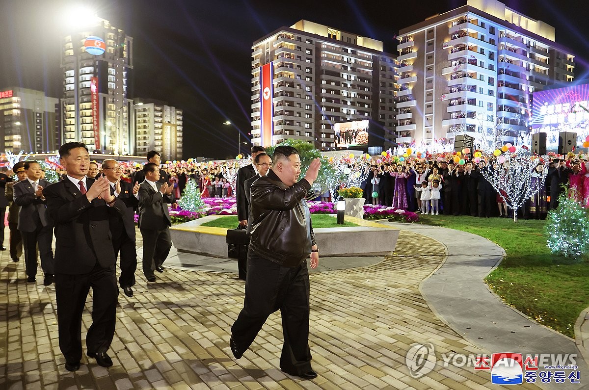 Chủ tịch Kim Jong-un dự lễ khánh thành 10.000 căn hộ mới ở Triều Tiên- Ảnh 4.