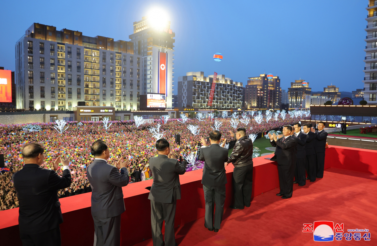 Chủ tịch Kim Jong-un dự lễ khánh thành 10.000 căn hộ mới ở Triều Tiên- Ảnh 1.