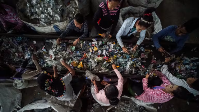 Ra biển tìm vàng nhưng chỉ thấy chất thải: Cơn bĩ cực của ĐNÁ khi trở thành 'bãi rác' của thế giới, chỉ chiếm 9% dân số nhưng phải nhận về 17% tổng rác thải nhựa toàn cầu- Ảnh 9.