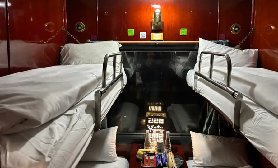 Chuyến tàu đêm 'nhớ đời' Hà Nội - Sa Pa: Không delay, giường ngủ sạch sẽ và giá thành khiến du khách thoải mái hơn bất cứ chuyến bay nào- Ảnh 3.