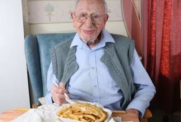 Cụ ông 111 tuổi được Guinness công nhận già nhất thế giới: không phải tập thể dục, đây là 2 yếu tố tối thượng để trường thọ- Ảnh 2.