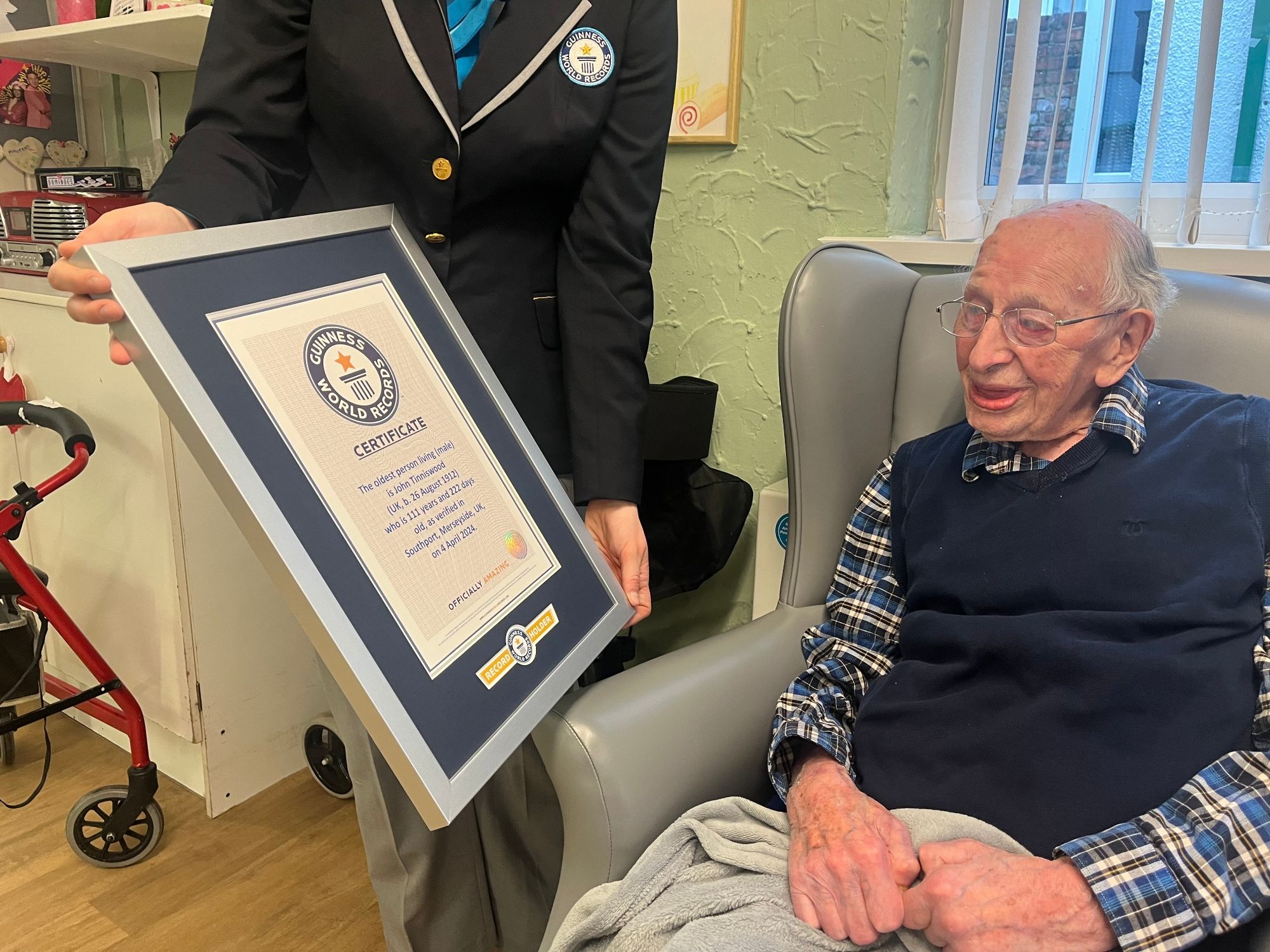 Cụ ông 111 tuổi được Guinness công nhận già nhất thế giới: không phải tập thể dục, đây là 2 yếu tố tối thượng để trường thọ- Ảnh 3.