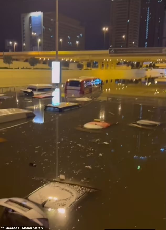 Máy bay chở khách “bơi” trên đường băng tại Dubai và những hình ảnh cho thấy sự kinh hoàng của trận lũ lụt hiếm gặp giữa sa mạc- Ảnh 5.