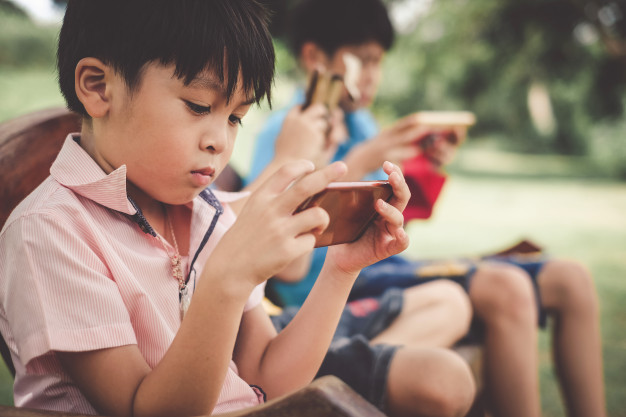 Trẻ em Việt được dùng điện thoại sớm 4 năm so với thế giới: Tỷ phú Bill Gates khẳng định đây mới là độ tuổi an toàn nhất để trẻ sử dụng smartphone- Ảnh 2.
