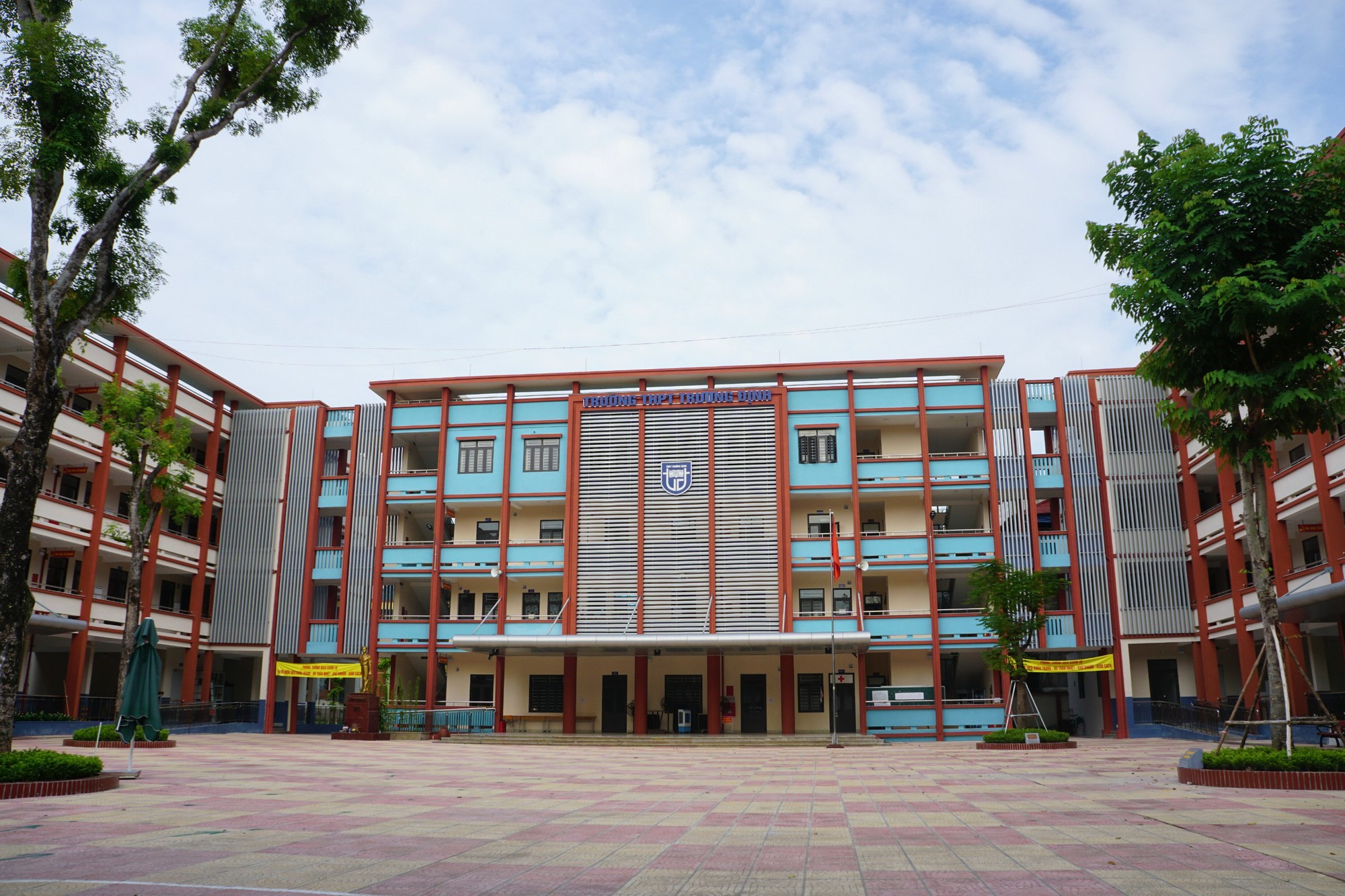Điểm danh các trường THPT công lập ở quận đông dân nhất Hà Nội: Năm ngoái điểm chuẩn đầu vào thấp nhất là 37,25- Ảnh 2.