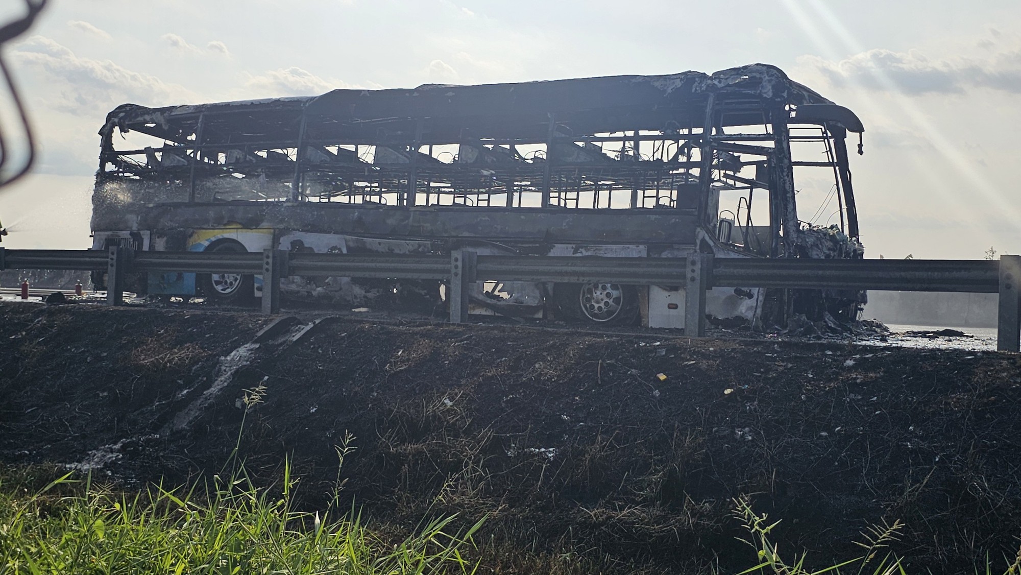 Xe khách cháy rụi trên tuyến cao tốc TP HCM – Trung Lương, kẹt xe nhiều cây số- Ảnh 4.