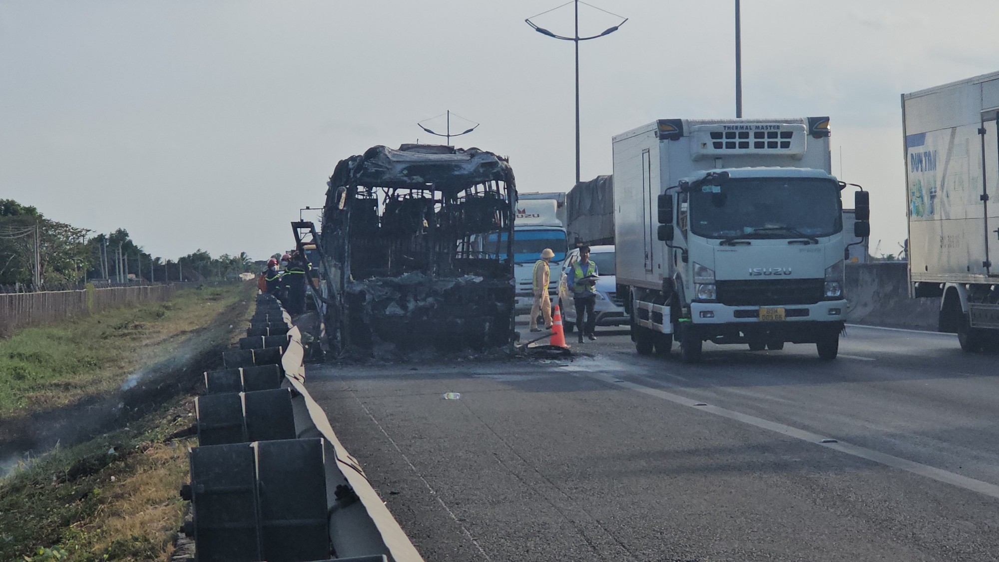 Xe khách cháy rụi trên tuyến cao tốc TP HCM – Trung Lương, kẹt xe nhiều cây số- Ảnh 5.