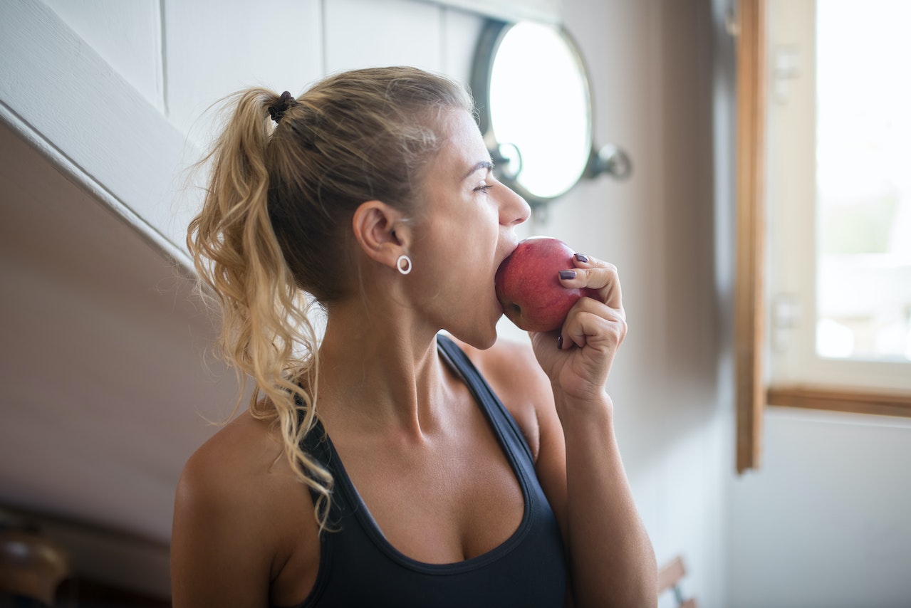 Nên ăn táo nguyên vỏ hay gọt vỏ? Thì ra bấy lâu nay nhiều người vẫn ăn sai cách khiến dinh dưỡng hao hụt- Ảnh 1.