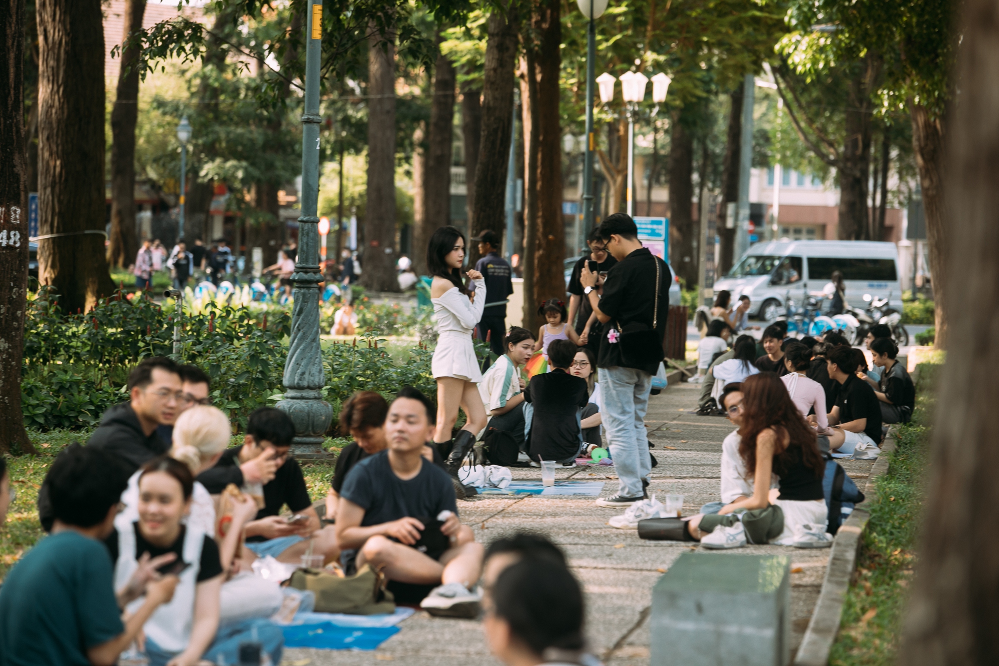 Giới trẻ Sài Gòn đổ ra đường chơi lễ Giỗ Tổ Hùng Vương, đông đúc xếp hàng tại địa điểm cà phê 