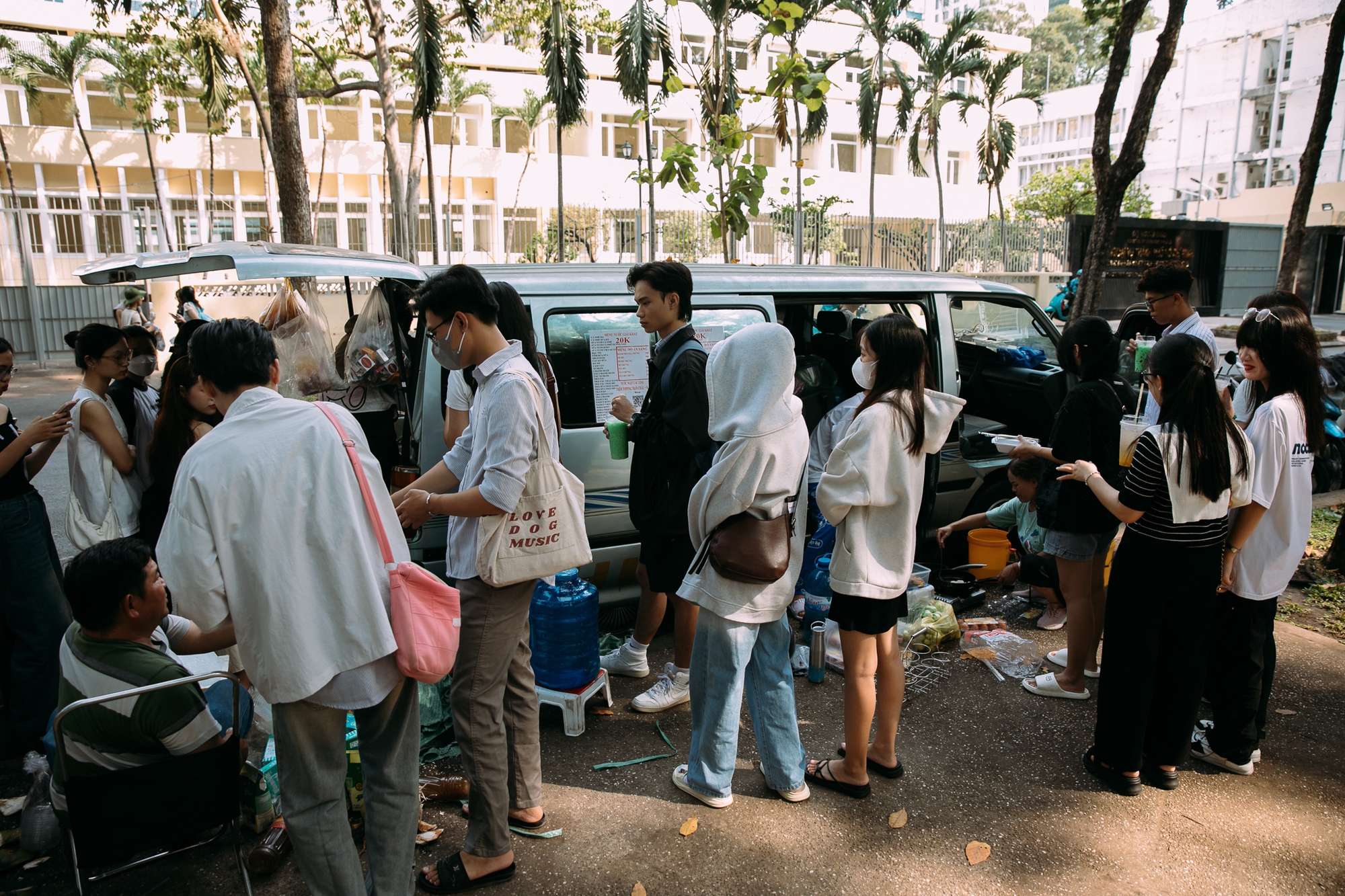 Giới trẻ Sài Gòn đổ ra đường chơi lễ Giỗ Tổ Hùng Vương, đông đúc xếp hàng tại địa điểm cà phê 