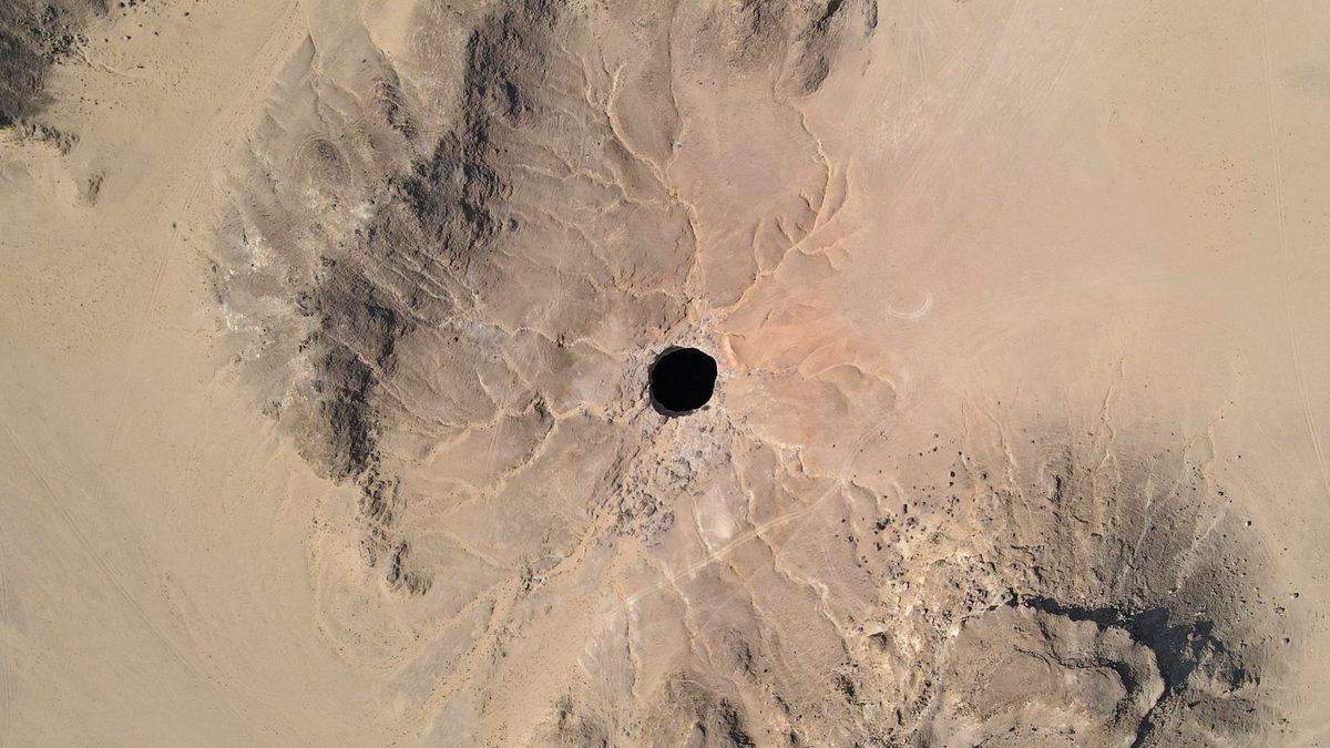 Sự thật dưới “giếng địa ngục” sâu 116 mét nổi tiếng thế giới với loạt lời nguyền bí ẩn: Đi xuống đáy giếng, các chuyên gia đều phải kinh ngạc- Ảnh 1.
