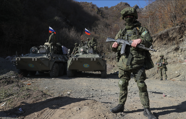 Sau cuộc điện thoại, ông Putin ra lệnh rút quân: Hàng nghìn lính Nga rời khỏi Karabakh, chuyện gì diễn ra?- Ảnh 1.