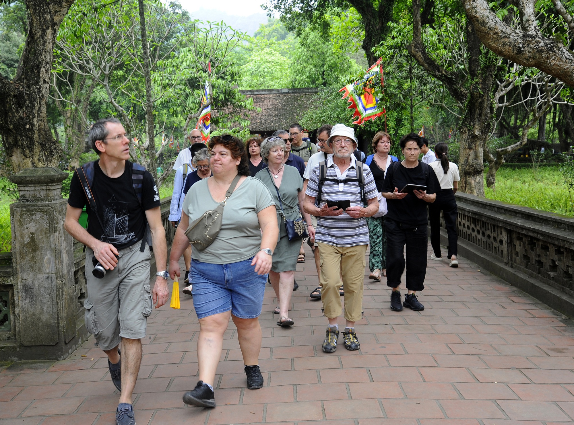 4 tháng đầu năm, khách du lịch tới Ninh Bình gần bằng cả năm 2023- Ảnh 1.