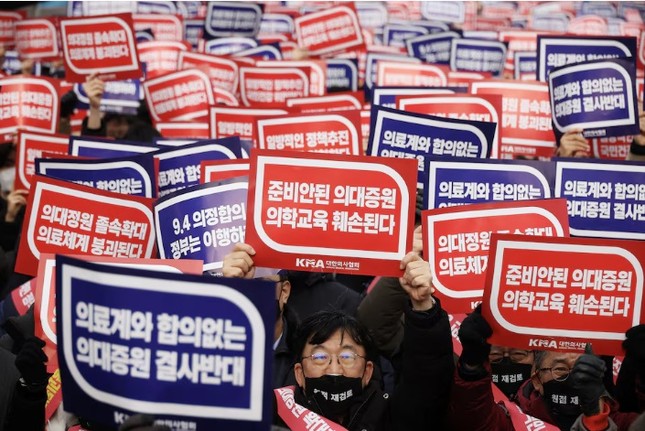 Chính phủ Hàn Quốc chấp nhận xuống nước với các bác sĩ sau khi hứng đòn đau- Ảnh 1.