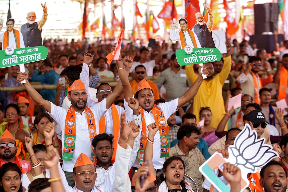 Những người ủng hộ Đảng Bharatiya Janata (BJP) cầm quyền hô khẩu hiệu trong một cuộc vận động tranh cử của Thủ tướng Narendra Modi hôm 17-4. Ảnh: Reuters